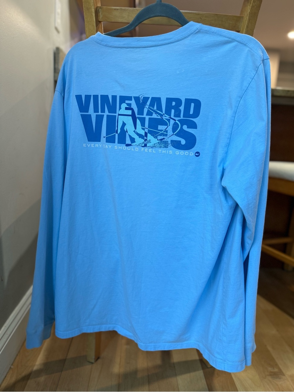 ⛷️ 🐳 Vineyard Vines Men's Long-Sleeve Skiing Tee in Sky Blue with Navy Graphics